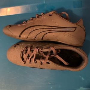 Like new Puma sneakers.